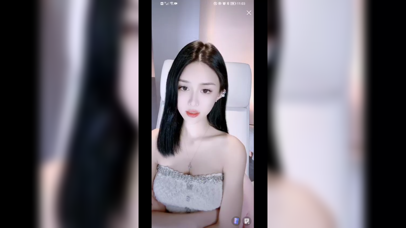 美女在家直播，能说会道很直接啊