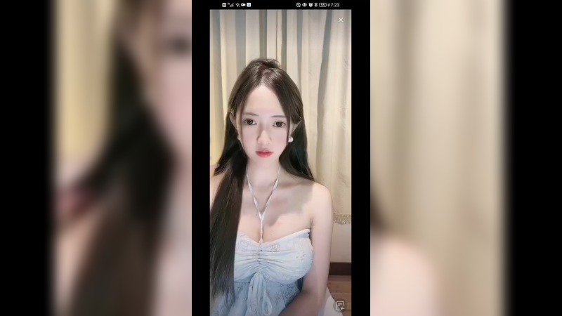 美女直播淡定聊天，身材好好