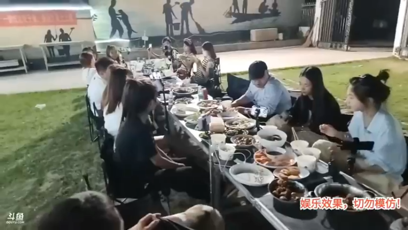 洪湖乡野趣味团播肖哥今天出院，大家来刷钱随礼