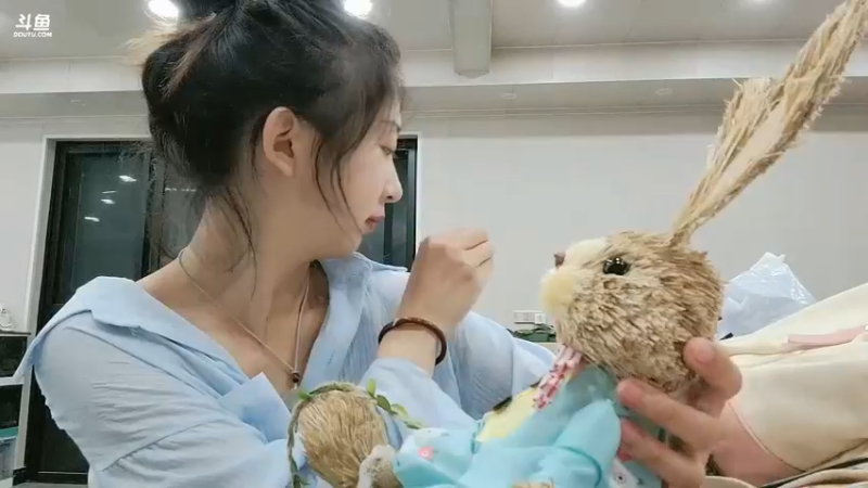 洪湖乡野趣味团播美女倩倩真可爱啊，还有一个玩偶