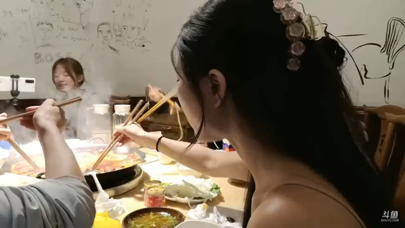 茵妹妹和一群女主播吃火锅大餐，快乐啊