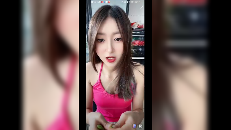 美女在家直播聊天，变做菜，美滋滋