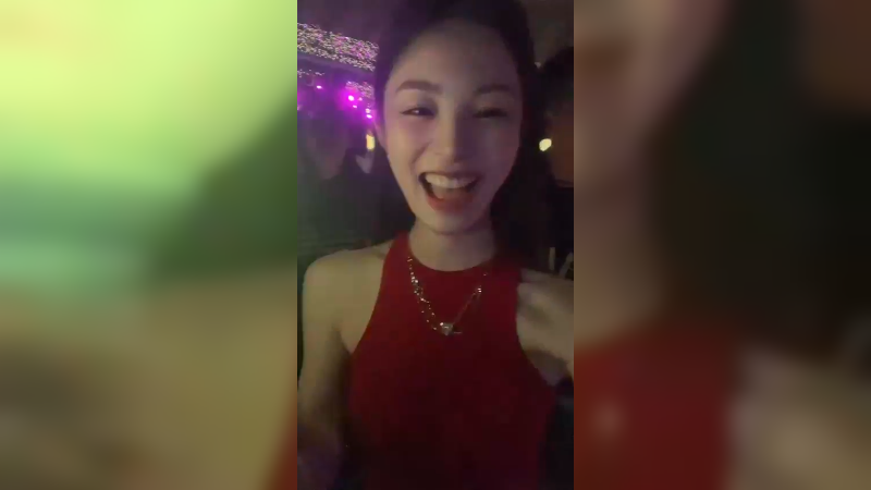 美女去看歌手的演唱会好开心