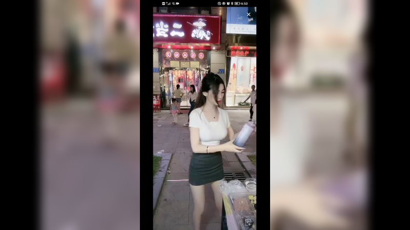 美女在街边卖吃的，好看啊