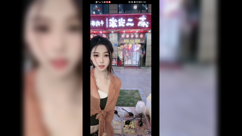 美女晚上在街边卖吃的，真好看啊