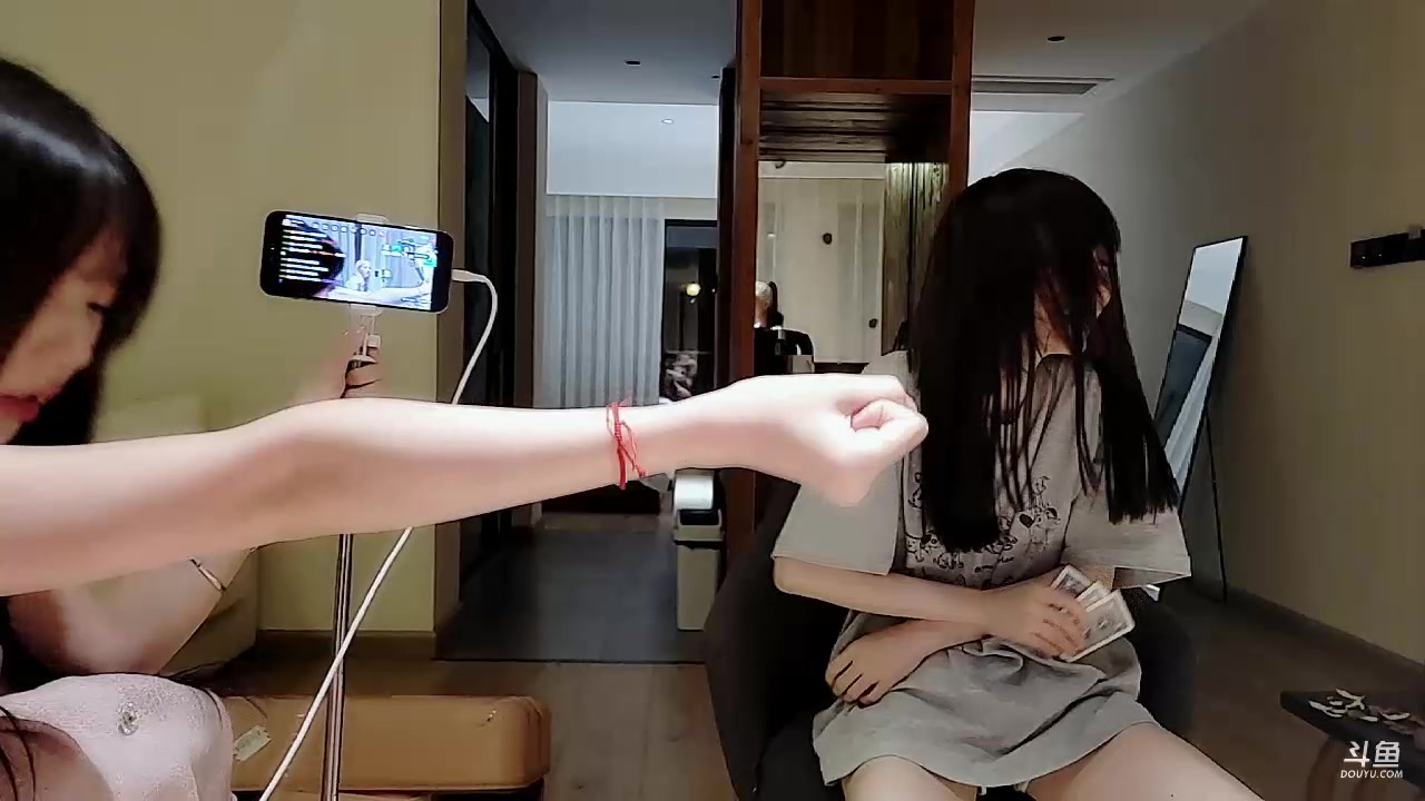 【2023-9-11 22点场】唐6儿:【小奶团】炉石DAY1在大巴上啦晚点开播