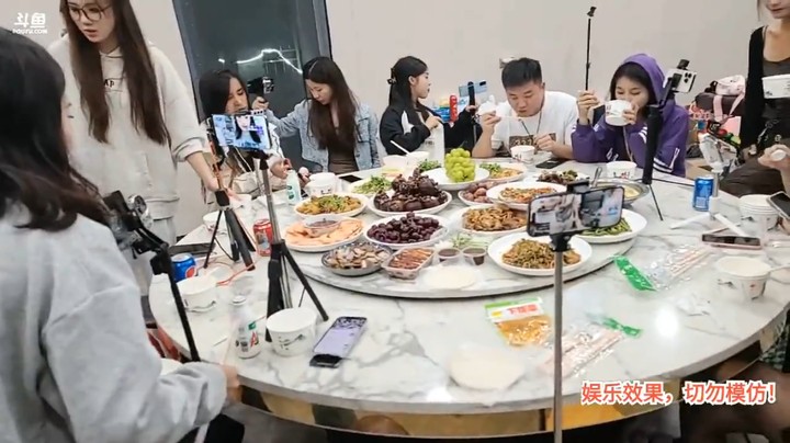 洪湖乡野趣味团播每天都有很多女主播吃大餐，鼠王一个男人快乐啊