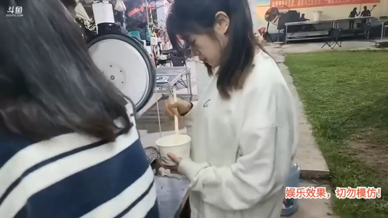 洪湖乡野趣味团播肖哥看女主播打菜，女主播嫌少了