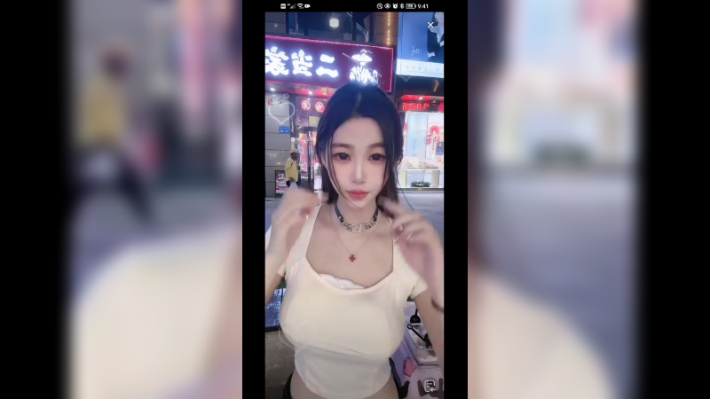 美女晚上在街边卖吃的