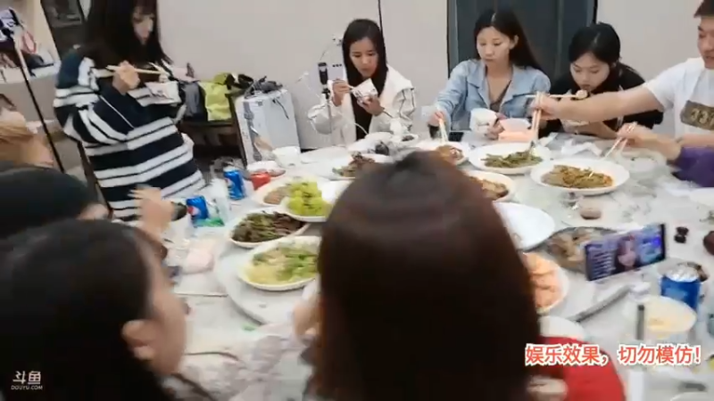 洪湖乡野趣味团播女主播251自己打菜，大哥说有的吃就不错了