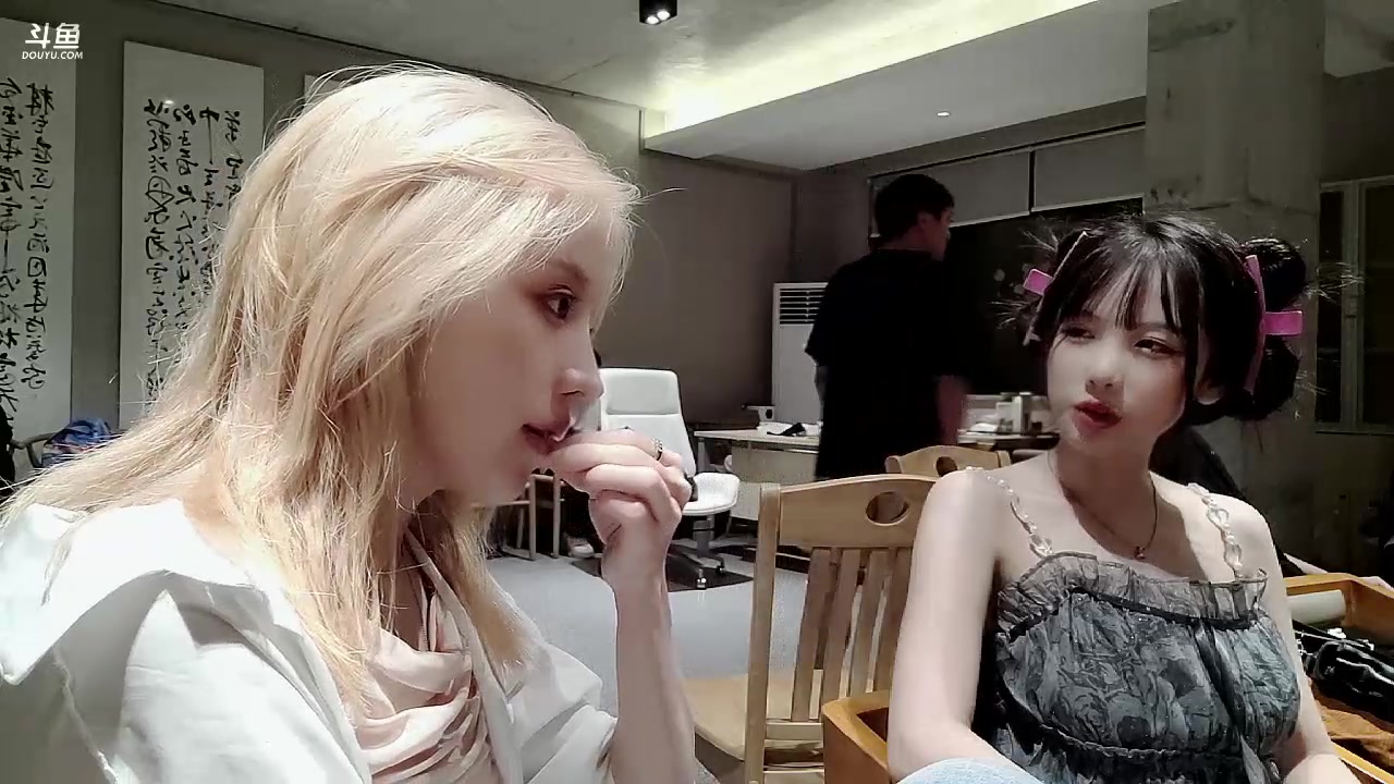 【2023-9-12 18点场】唐6儿:【小奶团】炉石DAY1在大巴上啦晚点开播