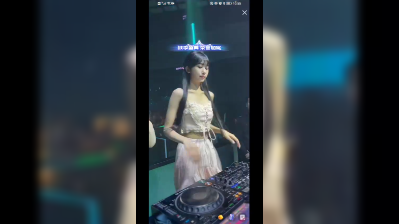 网红美女奶栗现场表演扭腰