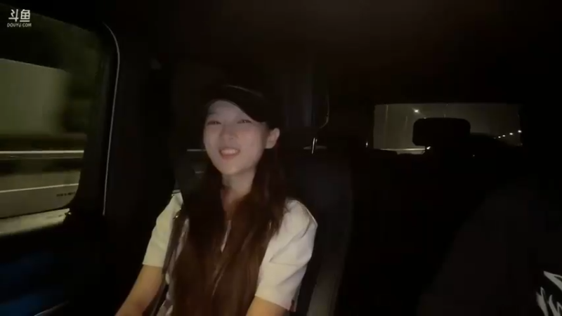 博哥去机场接柒清，美女笑起来好可爱啊