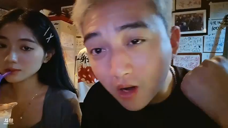 大舅哥和美女一起吃播，美女好可爱啊