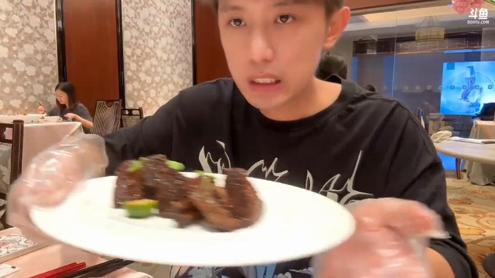 博哥和美女柒清吃大餐还不忘打包，大家说小杰杰享福了啊