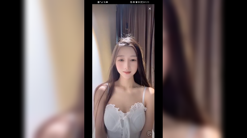 美女看起来好清纯啊