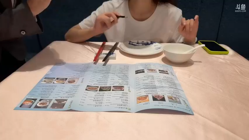 博哥和美女柒清吃饭，美女总觉得自己不够好看啊