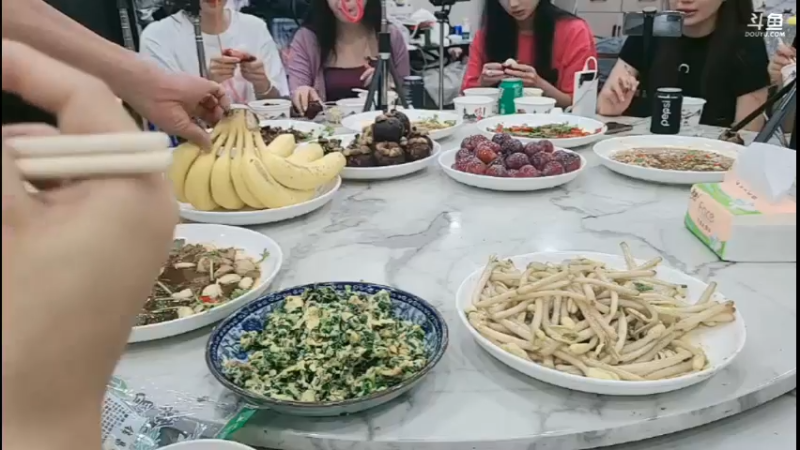 洪湖乡野趣味团播 超V女主播就是爽啊，天天吃大餐，每次都有十几个菜