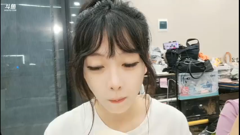 洪湖乡野趣味团播美女彪子吃饭很淑女，没想到吧