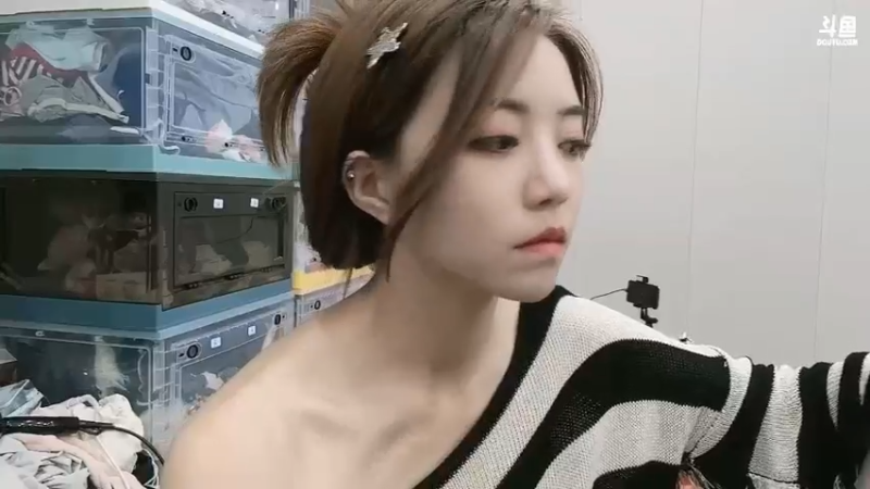 洪湖乡野趣味团播美女宋温暖直播化妆，越来越有女人味