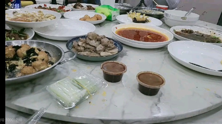 在肖哥这里的女主播好快乐，天天吃大餐还有钱