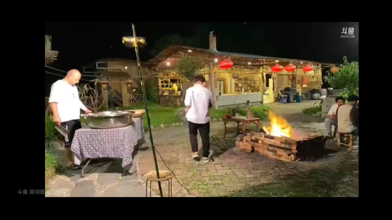 大哥要做大餐，一个人安静切菜