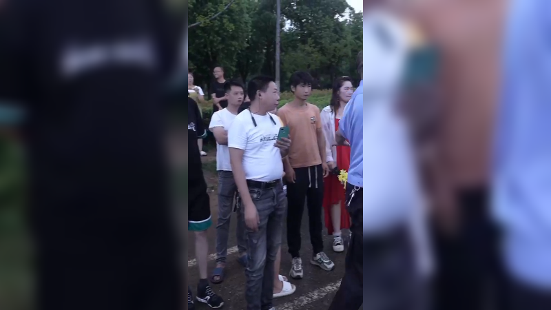 美女在户外唱歌，好漂亮啊