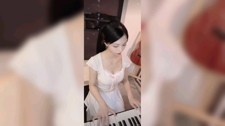 美女弹奏钢琴曲《偏爱》