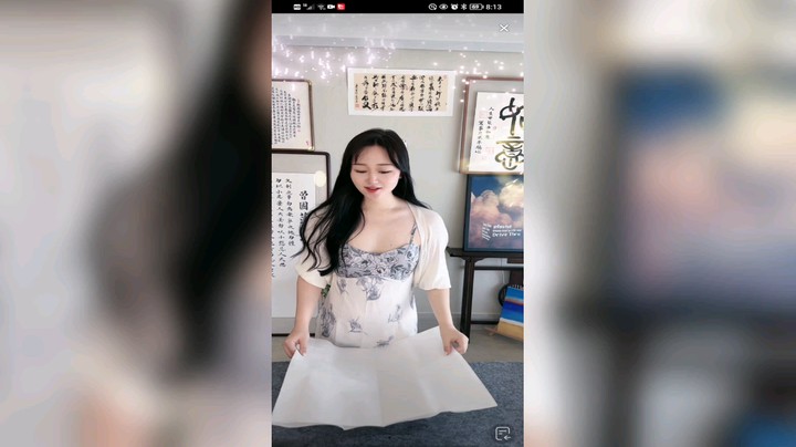 美女穿的很有文化气息