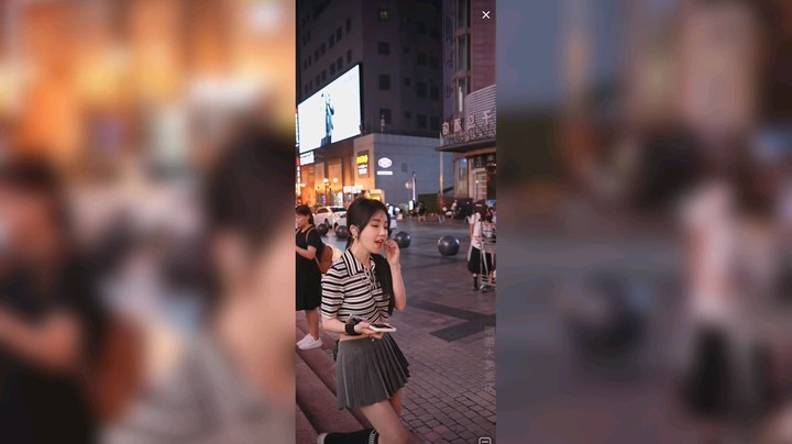 美女歌手冯提莫在重庆街头唱歌