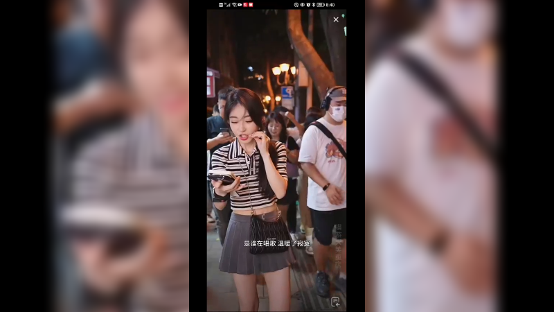 美女歌手冯提莫在重庆街头唱歌，下雨坐车回去了