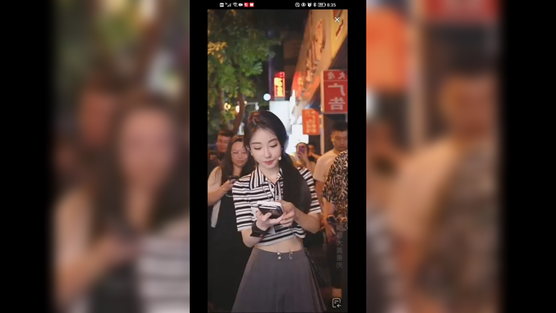 美女歌手冯提莫在重庆街头唱歌，下雨天了怎么办