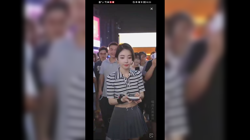 美女歌手冯提莫在重庆街头唱歌 爱的勇气