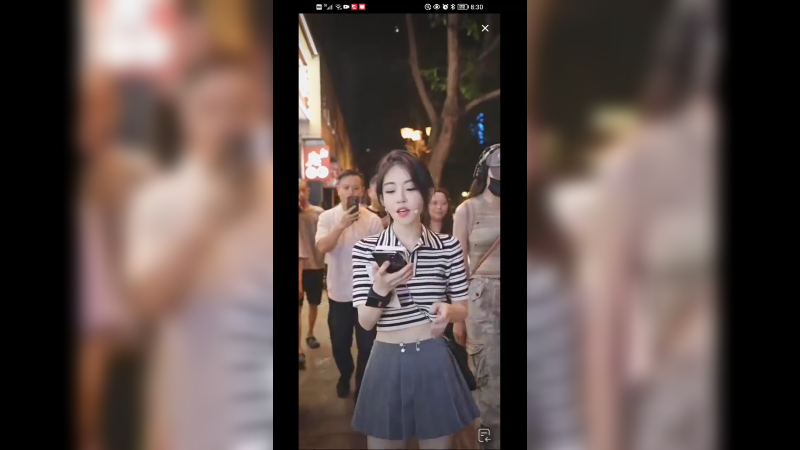 美女歌手冯提莫在重庆街头唱英文歌