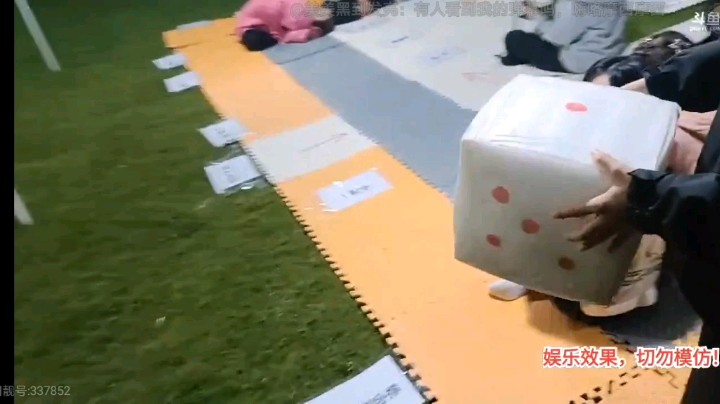 美女草草玩骰子，五毒赚麻了