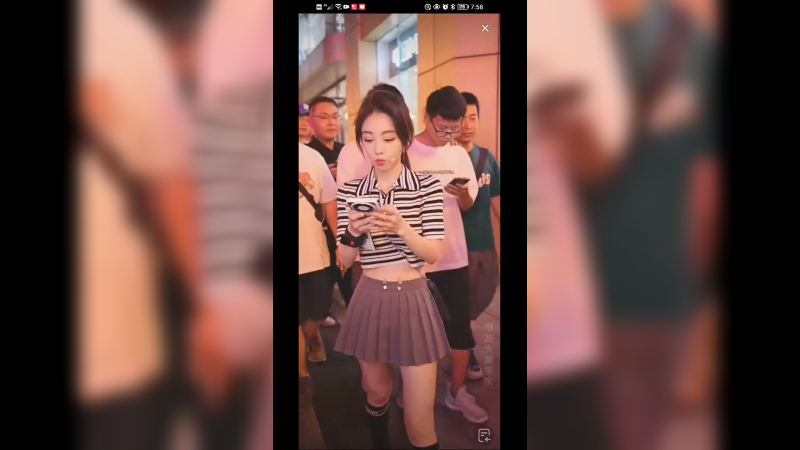 美女歌手冯提莫唱歌 平凡之路