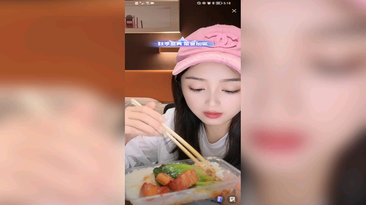 天还没黑美女吃晚饭，红烧肉不错