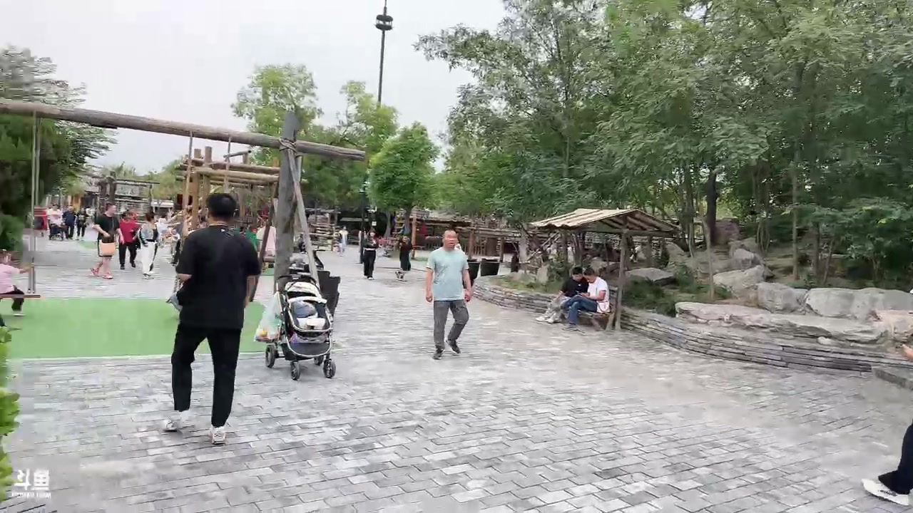【2023-09-23 14点场】胸肌很大的良小伞：和大家去清明上河园逛街！一元粉丝牌！
