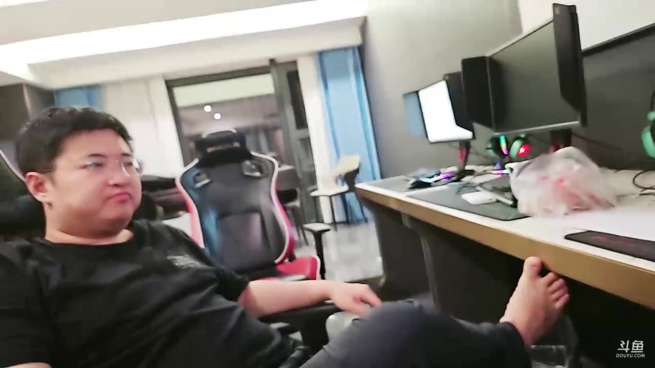 【2023-09-22 23点场】石页的第一根矛s：石页：先打会峡谷晚点带妹！