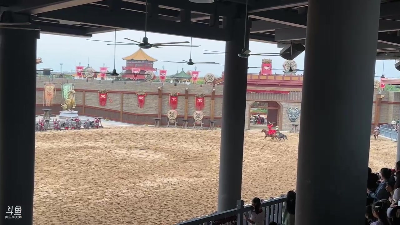 【2023-09-23 16点场】胸肌很大的良小伞：和大家去清明上河园逛街！一元粉丝牌！