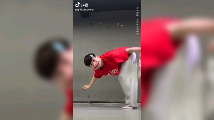 文案是：灰裤子是男人最好的医美，哈哈哈哈哈哈哈哈哈哈哈哈哈哈哈哈哈哈哈哈哈哈哈哈哈哈哈哈哈哈哈哈哈哈哈哈哈哈哈哈哈哈哈哈哈