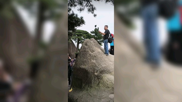 很多老人都喜欢来黄山看迎客松