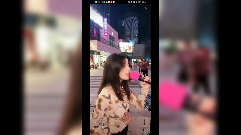 美女从北方来深圳户外唱歌