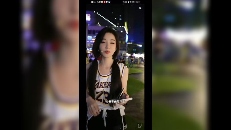 冯提莫唱歌，淋雨一直走