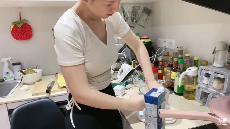 【2023-09-27 01点场】Kiki仔ovo：这奶油怎么那么难打！！