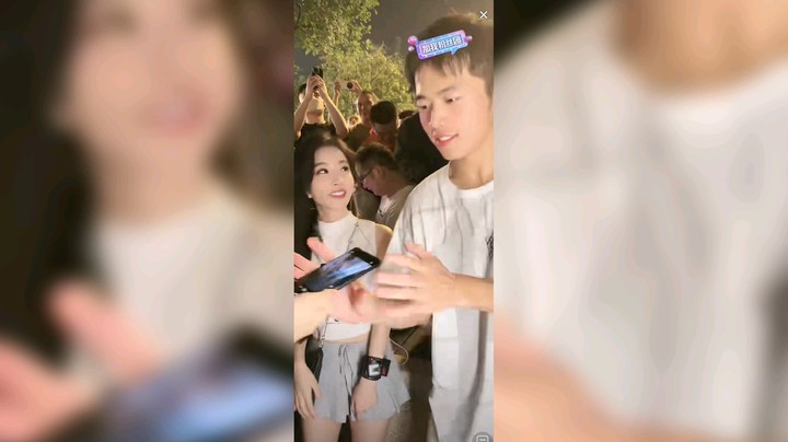 很多人排队和提莫合影