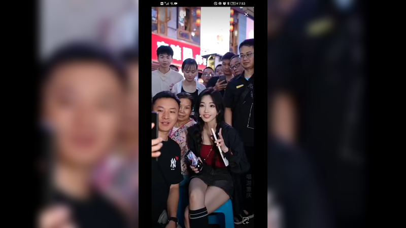 冯提莫在大妈面前翻唱邓丽君歌曲