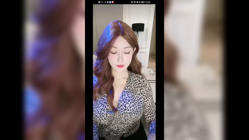 美女这衣服看得眼花缭乱啊