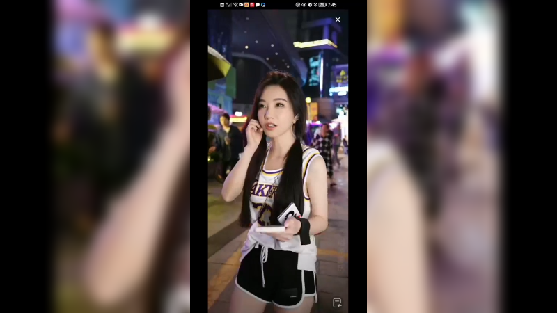 冯提莫看美女小姐姐表演跳舞