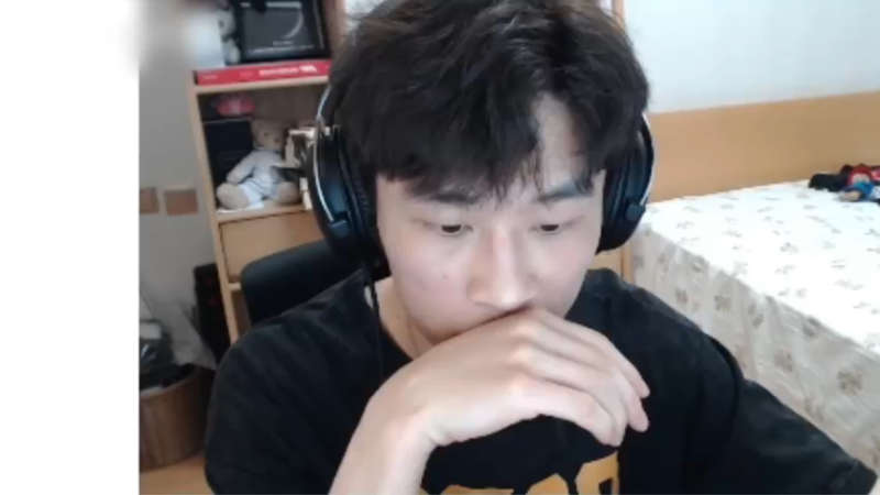 1 [三明治]别人有老婆孩子，有幸福美满的生活，不像我们这种小丑只能躲在直播间里拒绝这个世界！